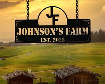 Puede incluir: Letrero metálico negro con el texto "JOHNSON'S FARM EST. 2025" colgado de cadenas. El letrero tiene un borde decorativo y un logotipo con las iniciales "JF". El fondo muestra un campo verde, pequeños edificios de madera y una puesta de sol.