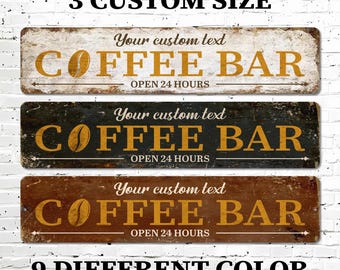 Può includere: Tre insegne rettangolari per bar del caffè in diversi colori: bianco, nero e marrone. Ogni insegna riporta le parole "COFFEE BAR" in grandi lettere gialle, con una grafica a chicco di caffè e la scritta "OPEN 24 HOURS". Sono visibili anche le scritte "3 CUSTOM SIZE" e "9 DIFFERENT COLOR".