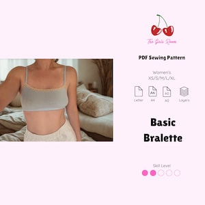 Op de afbeelding: Een PDF-naaipatroon voor een Basic Bralette van The Girls Room. De afbeelding toont een lichtgrijze bralette met dunne bandjes en een geschulpte rand. De tekst bevat PDF Sewing Pattern, Women's XS/S/M/L/XL, Letter, A4, A0, Layers en Skill Level.