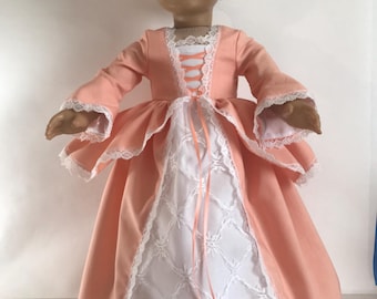 Vestido de noche Colonial Soft Peach Cotton con gorro de alfiler para muñeca AG o de 18 pulgadas.