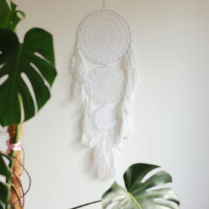 White dreamcatcher, Crochet dreamcatcher,Feather dreamcatcher,Feather wall hangings,Boho dreamcatcher,3 ring dreamcatcher,Round wall hanging