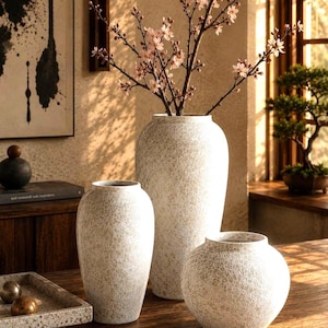 Skulptural keramisk vas med organisk textur för modern japansk inredning