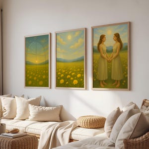 Peut inclure: Ensemble de trois impressions d'art encadrées. L'œuvre représente un champ de fleurs jaunes sous un soleil brillant. Deux des impressions montrent un paysage, la troisième présente deux personnages se tenant la main. Les cadres sont de couleur bois clair.