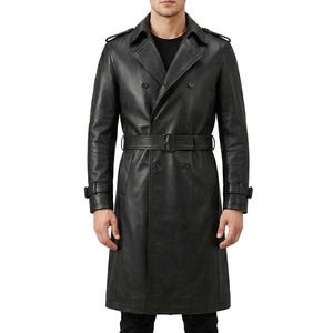 Könnte beinhalten: Ein schwarzer Ledertrenchcoat mit doppelreihigem Design, einem Gürtel in der Taille und geknöpften Manschetten. Der Mantel hat einen klassischen Reverskragen und reicht bis zur Mitte der Wade. Der Mantel ist etwa 140 cm lang.
