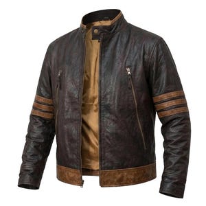 Può includere: Giacca in pelle marrone con collo alto e chiusura a zip. La giacca presenta strisce marroni sulle maniche e un bordo marrone sul fondo. La fodera interna è di colore marrone chiaro.