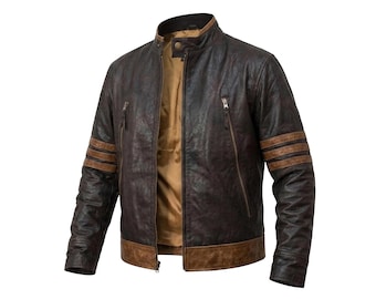 Puede incluir: Chaqueta de cuero marrón con cuello alto y cremallera. La chaqueta tiene rayas marrones en las mangas y un ribete marrón en la parte inferior. El forro interior es de color marrón claro.