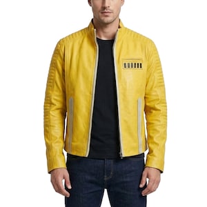Puede incluir: Chaqueta de cuero amarillo brillante con cuello alzado y cremallera plateada. La chaqueta tiene detalles acolchados en los hombros y las mangas, y un pequeño parche rectangular con rayas negras en el pecho. El modelo lleva una camiseta negra y vaqueros azules.