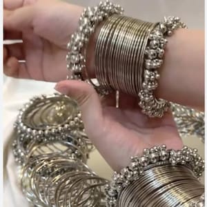 Silverarmbandsset: 36 tunna metallarmband i antik stil - Stapelbara smycken