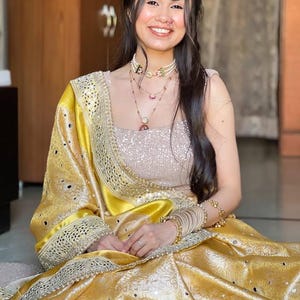 Sari z miękkiego jedwabiu Banarasi z ozdobnymi kamieniami i koronkową lamówką – elegancki strój imprezowy