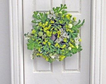 A Cheerful Miniature Wreath for Spring