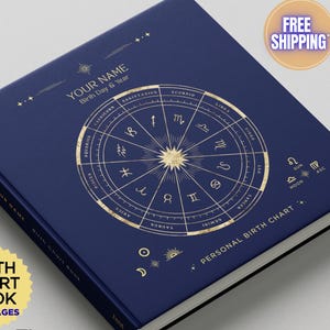 Könnte beinhalten: Ein marineblaues Geburtshoroskopbuch mit goldenen astrologischen Symbolen und Text. Das Buch misst 20x20cm und enthält den Text "IN-DEPTH READING BIRTH CHART BOOK" und "YOUR NAME".