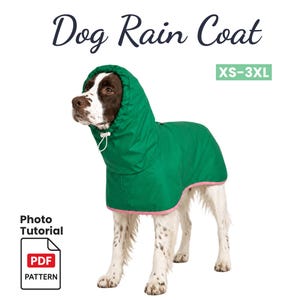Könnte beinhalten: Ein grüner Hunde-Regenmantel mit Kapuze, weißem Kordelzug und rosa Saum. Der Text lautet Dog Rain Coat, XS-3XL und Photo Tutorial PDF Pattern. Der Mantel wird von einem braun-weißen Hund mit gefleckten Beinen und weißem Gesicht getragen.