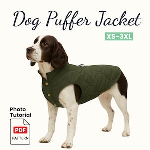 Può includere: Un cane indossa un giubbotto trapuntato verde oliva con bottoni dorati. La giacca ha un collo rotondo e un attacco per l'imbracatura. Il testo sull'immagine recita "Dog Puffer Jacket" e "XS-3XL". Viene mostrato anche un modello PDF.