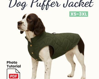 Könnte beinhalten: Ein Hund trägt eine gesteppte olivgrüne Pufferjacke mit goldfarbenen Knöpfen. Die Jacke hat einen runden Ausschnitt und einen Geschirrverschluss. Der Text auf dem Bild lautet "Dog Puffer Jacket" und "XS-3XL". Ein PDF-Muster wird ebenfalls angezeigt.