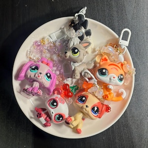 リトルペットショップのキーホルダー「ジェリーショップ」｜LPSバッグチャーム、ノスタルジックなフィギュア、かわいいバッグアクセサリー