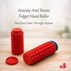 Peut inclure: Rouleau de massage rouge pour les mains avec une surface texturée et un embout bleu. Le texte "Anxiété et stress Fidget Hand Roller" et "Trouvez votre calme grâce au mouvement" est visible.