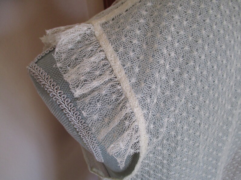 Vintage Sleeveless Ruffled Lace Blouse