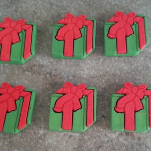 6 Large Green Present Flat Back Embellishment Buttons Size 13/16&quot;