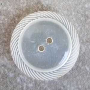 1 Vintage White Swirl Edge Round Buttons Size 1 1/16&quot; #14