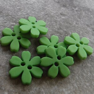 6 Green Primrose Small Flower Buttons Size 9/16&quot;