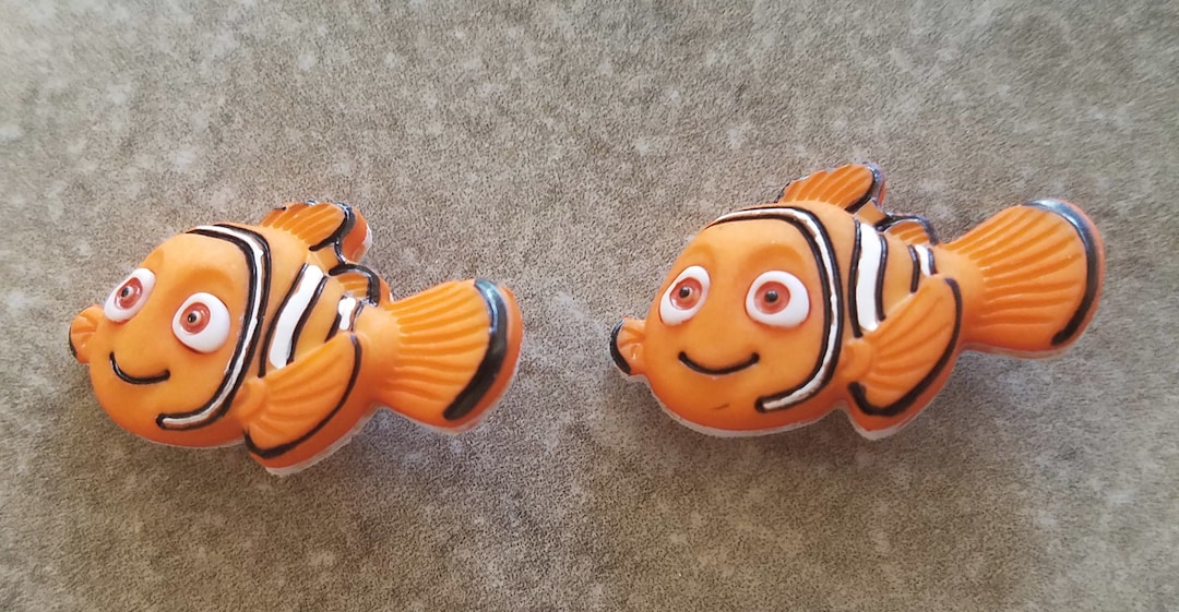 2 Disney Nemo Finding Nemo Shank Buttons Size 1 1/16