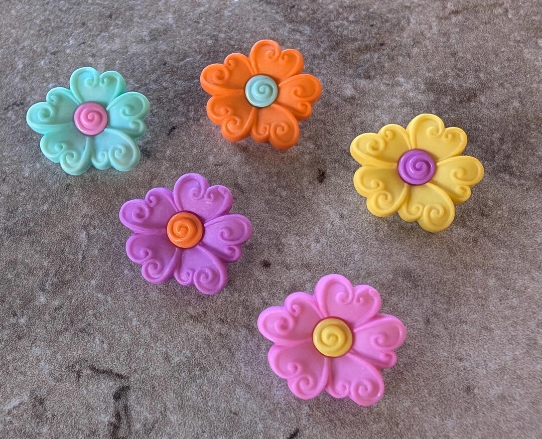 2 Heart Rim Daisy Shank Buttons Size 3/4