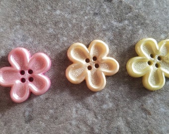 6 Pearl Daisy Flower Buttons Size 9/16"