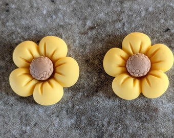 2 Pop Sunflower Flat Back Embellishment Buttons Size 3/4"