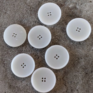 7 White Tiny Tip Rim Round Buttons Size 1 3/16&quot;