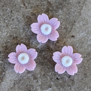 3 Pale Purple Chip Glitter Touched Flower Flat Back Embellishment Buttons Size 7/8&quot;
