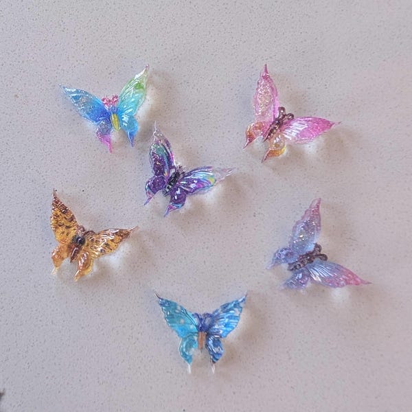 6 botones pequeños planos con diseño de mariposas primaverales. Tamaño: 5/8".