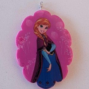 2 Disney Anna Frozen Charm Flat Back Embellishment Buttons Size 1 1/4" bild 1