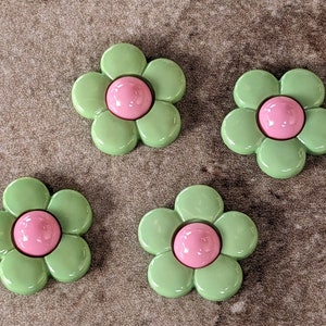 4 Green Pop Daisy Flat Back Embellishment Buttons Size 13/16&quot; Crafting Sewing
