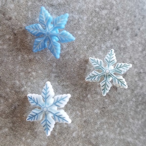 6 Poinsettia Snowflake Shank Buttons Size 1/2&quot;