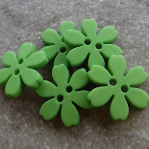 6 Green Primrose Large Flower Buttons Size 13/16&quot;