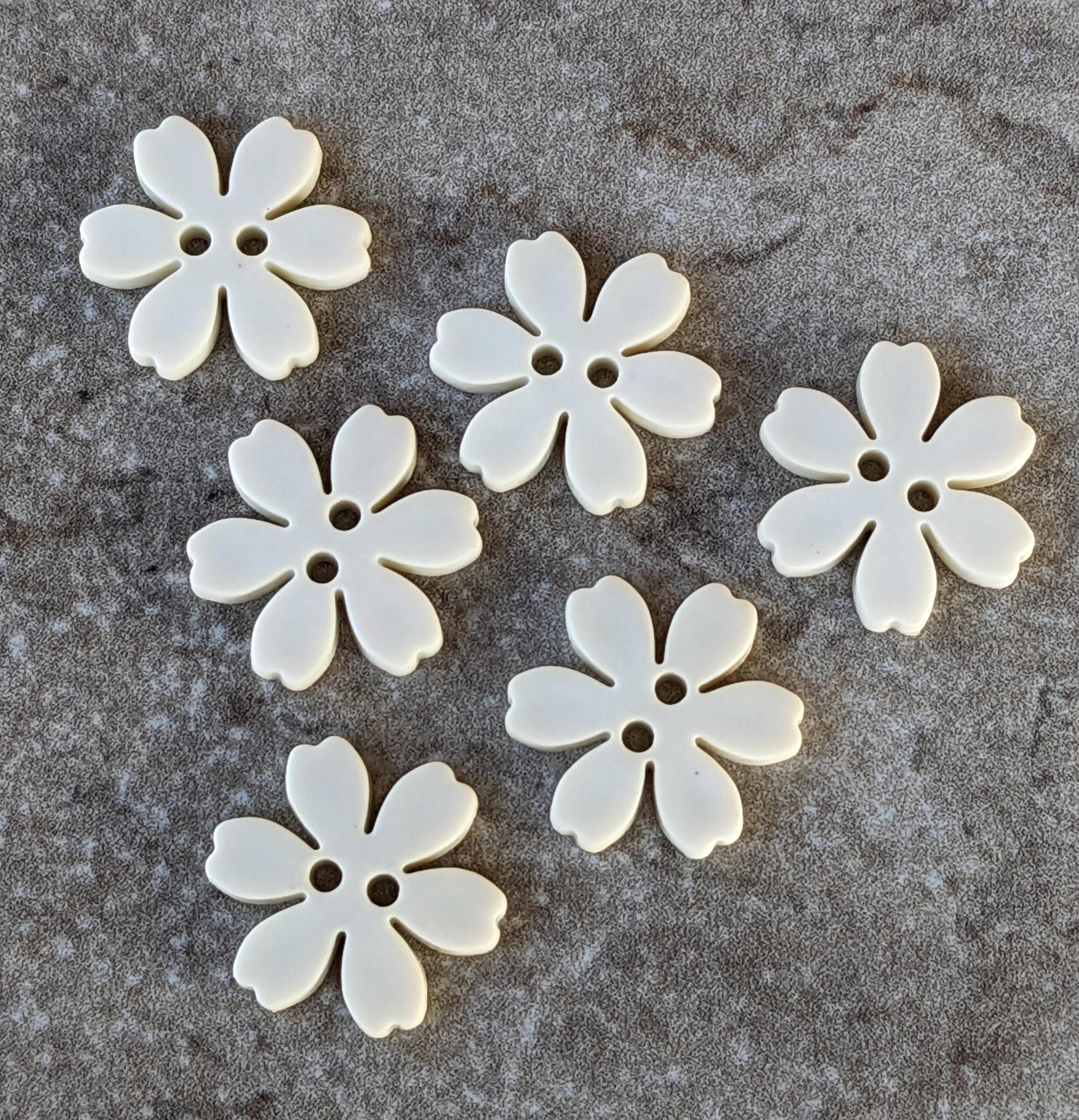6 Ivory Primrose Large Flower Buttons Size 13/16