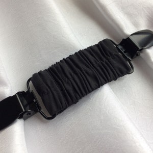 オリジナルのブラッククリップ。衣類用シンチクリップ、セータークリップ、ドレスクリップ。ゆったりとしたシャツ用の留め具アクセサリー。伸縮性のある留め具でテーラードルックに。