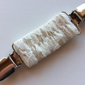 アイボリーのレース シンチ クリップ。衣類シンチ クリップ、セーター クリップ、ドレス クリップ。ゆったりしたシャツ用の留め具。伸縮性のある留め具でテーラード ルックに。