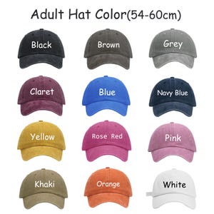 K&ouml;nnte beinhalten: Eine Auswahl an Baseballkappen in verschiedenen Farben, darunter Schwarz, Braun, Grau, Claret, Blau, Marineblau, Gelb, Rosenrot, Pink, Khaki, Orange und Wei&szlig;. Der Text "Adult Hat Color (54-60cm)" steht oben.