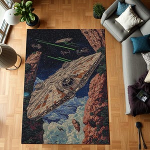 Könnte beinhalten: Ein rechteckiger Teppich mit einer detaillierten Illustration eines kreisförmigen Raumschiffs, das durch eine enge Schlucht im Weltraum fliegt. Die Szene zeigt grüne Laserstrahlen, felsige Klippen, Wolken und kleinere Raumschiffe vor einem Sternenhimmel.