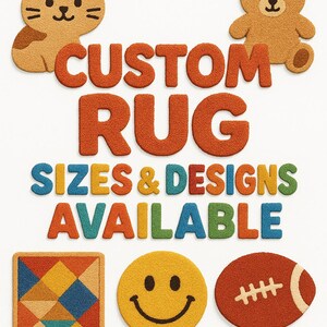 Op de afbeelding: Afbeelding van een aangepast tapijtontwerp met de woorden "CUSTOM RUG" in oranje en "SIZES & DESIGNS AVAILABLE" in verschillende kleuren. De afbeelding bevat een kat- en berentapijtontwerp, een vierkant geometrisch tapijt, een smiley-tapijt en een voetbaltapijt.