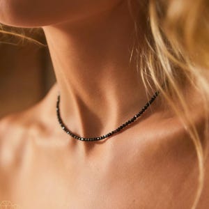 小さな黒曜石の宝石ビーズチョーカー、上品な防水クリスタルネックレス、ミニマリストな女性用ジュエリー、彼女への癒しのギフト