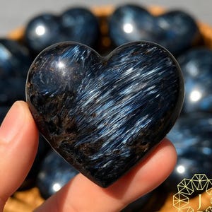 Arfvedsonite Heart Crystal Stone, Polished Arfvedsonite Palm Stone, Pocket Love Crystal, Mineral Specimen, Crown Chakra, Home Decor Gift