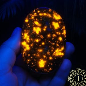 Yooperlite Palm Stone, UV Reactive Glowing Crystal, Natural Emberlite Sodalite Mineral Specimen, Flame Stone, Worry Stone, Home Decor Gift