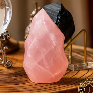 Rosenkvarts flammkristall, naturlig rosenkvarts tornspets, trumlad sten mineralprov, hjärtchakra ädelsten gåva, heminredning
