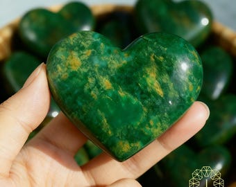 Emerald Heart Stone - Green Emerald Crystal Heart - Polished Stone Emerald Tumble Home Decoration Mineral Specimen, Worry Stone