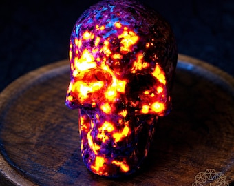 Calavera de cristal de yooperlita, espécimen mineral de piedra de llama reactiva a los rayos UV, regalo único para la decoración del hogar.