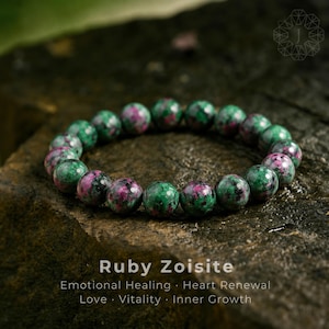 Könnte beinhalten: Ein Perlenarmband aus runden, polierten Rubin-Zoisit-Steinen mit einem gesprenkelten Muster aus tiefem Grün und leuchtendem Magentarosa. Unter dem Armband steht der Text "Ruby Zoisite", gefolgt von "Emotional Healing · Heart Renewal · Love · Vitality · Inner Growth."