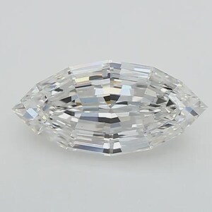 Peut inclure: Un diamant de taille marquise avec une surface brillante et facettée. La pierre précieuse est claire et incolore, reflétant la lumière pour créer un effet scintillant. La forme allongée et les coupes précises sont visibles sur fond blanc.
