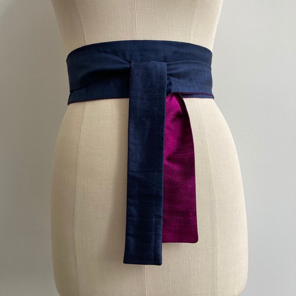 Ceinture obi moderne en soie shantung réversible bleu marine et magenta